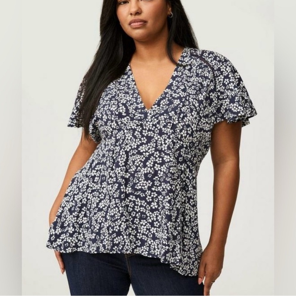 NWT Torrid Rayon Dobby crochet inset v-neck short sleeve top size 2X